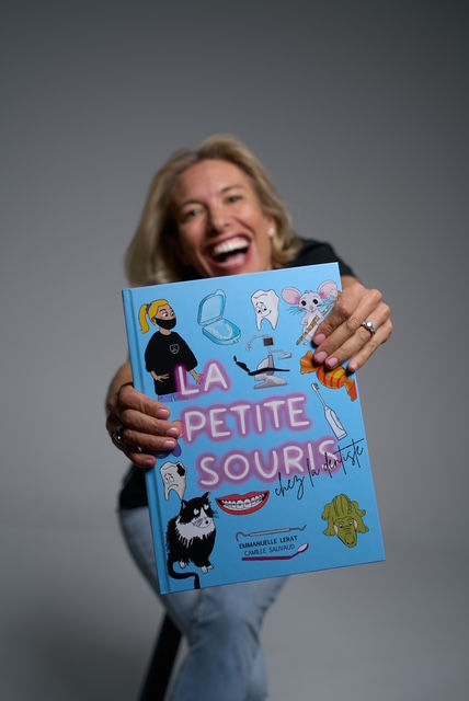 Dr Emmanuelle Lerat présentant La Petite Souris chez le Dentiste